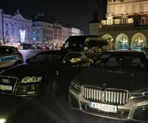 Krakowski Rynek pełen policji i służb