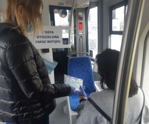 Co grozi za brak maseczki w autobusie? Możesz dostać mandat! Sprawdź, ile zapłacisz
