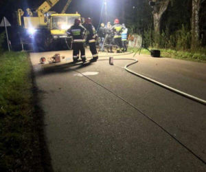 Kierowca cysterny uciekał przed piratem drogowym. Wpadł do rowu [ZDJĘCIA]