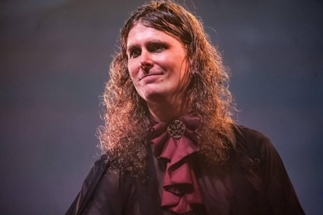 Skrupulatnie wyreżyserowany groteskowy spektakl okraszony nutą surrealizmu – Avatar zawładną Warszawą [RELACJA]