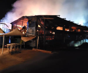 Potężny pożar tartaku w Wielkopolsce. Do akcji wkroczył robot gaśniczy