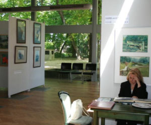 Maj 2008 r. Warszawa, Pałac Zamoyskich, Pawilon Wystawowy SARP, Pani Beata pełni dyżur na XXXIX WYSTAWIE fotografii, rysunku i malarstwa ARCHITEKTÓW Koła PLENER przy OW SARP oraz Gości