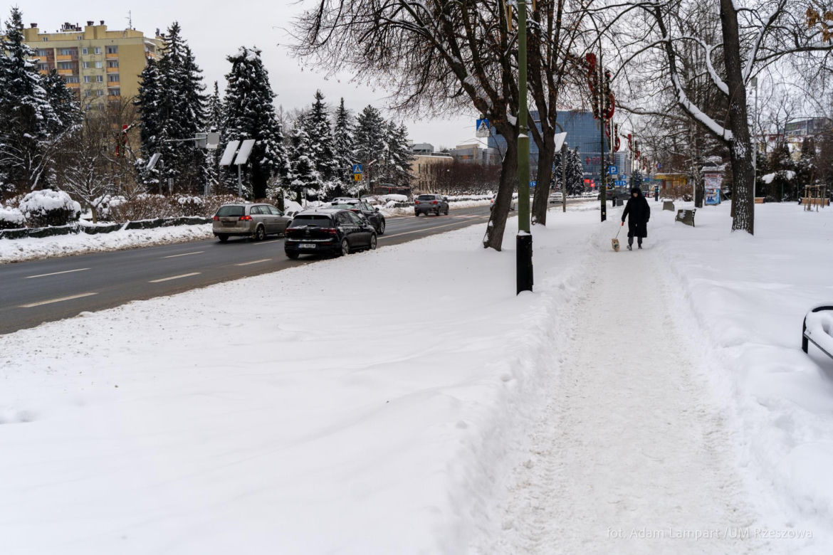 W Rzeszowie trwa walka z zimą. Ważny apel do właścicieli budynków