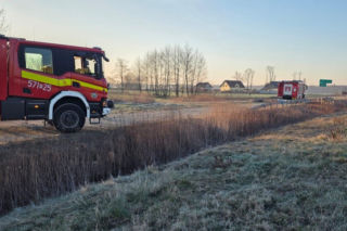 Kierowca staranował rogatki i uciekł. Pociąg wbił się w auto na torach