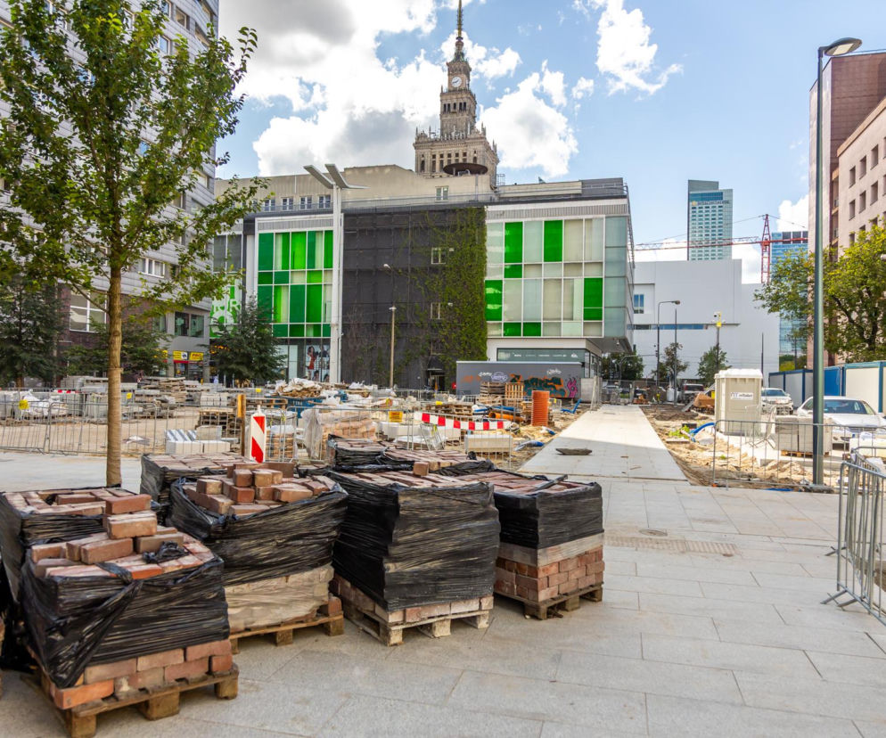 Plac budowy przy ulicy Sienkiewicza z widokiem na Pałac Kultury i Nauki. O przebudowie w Warszawie przeczytasz w Architektura.