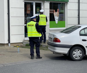 Koszmar na Bielanach. Toyota gruchnęła w pieszego. Polała się krew