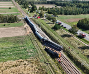 TYLKO U NAS! Wstrząsające zdjęcia z katastrofy kolejowej na Mazowszu. Z ciężarówki została miazga!