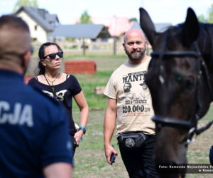 Pan Andrzej został zwycięzcą licytacji zorganizowanej w ramach 34. Finału WOŚP i razem z panią Żakliną odwiedził Ogniwo Konne podkarpackiej policji w Weryni