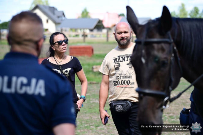 Pan Andrzej został zwycięzcą licytacji zorganizowanej w ramach 34. Finału WOŚP i razem z panią Żakliną odwiedził Ogniwo Konne podkarpackiej policji w Weryni
