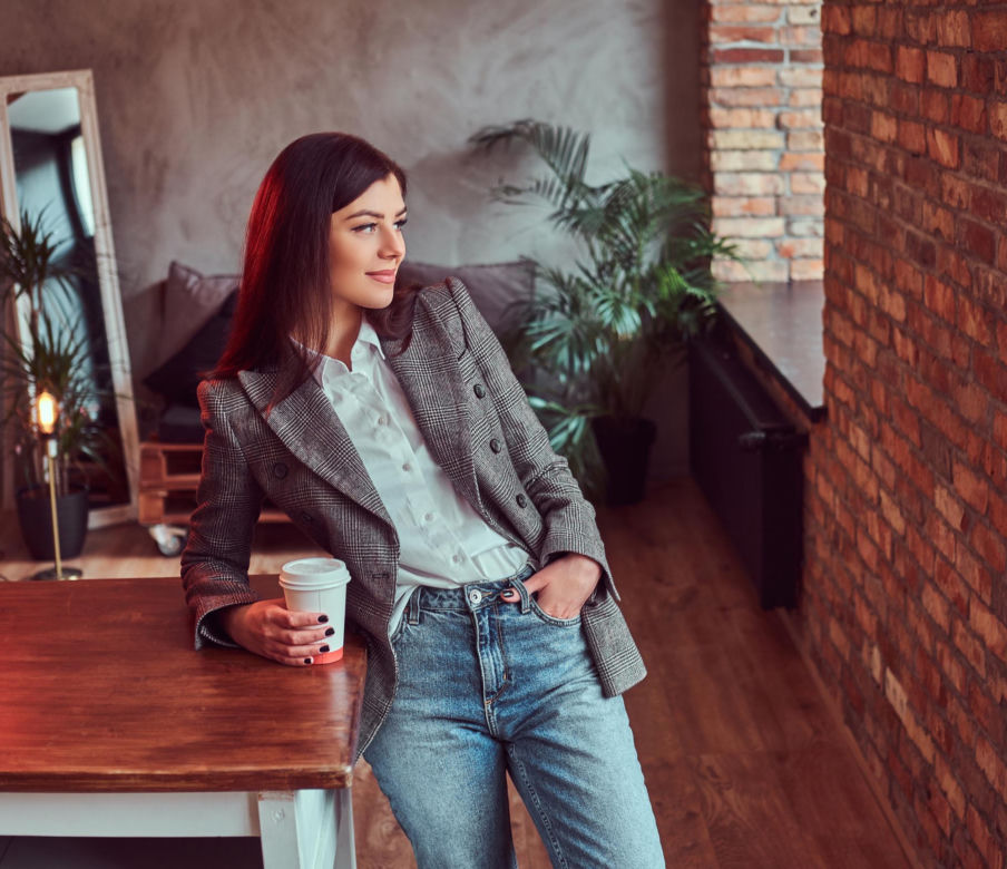 Między latem a jesienią. Idealne stylizacje na przejściową porę