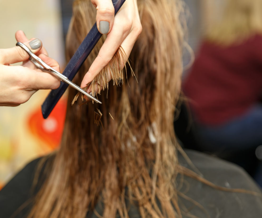 Czy ścięcie włosów wzmacnia je i hamuje proces ich wypadania?