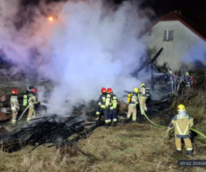  Pożar pustostanu. Łomianki, ul. Rolnicza