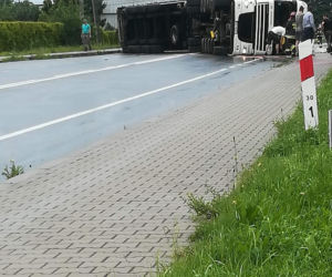 Wypadek w Tymowej. Ciężarówka przewróciła się na bok i zablokowała drogę