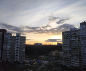 Kijów zakazał wychodzenia z domów - z wyjątkiem potrzeby dotarcia do najbliższego schronu lub metra.
