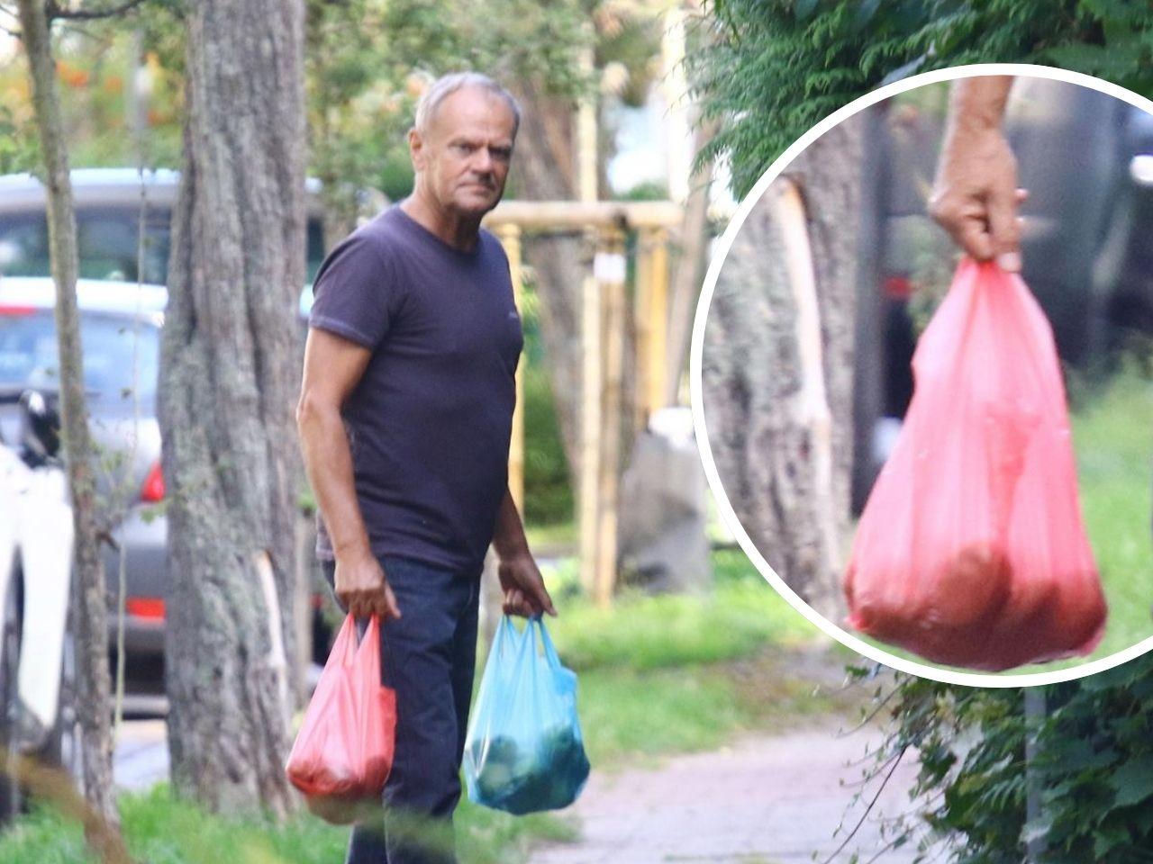 Premier Tusk dźwiga torby z jabłkami. Taki mąż to skarb