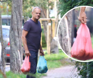 Premier Tusk dźwiga torby z jabłkami. Taki mąż to skarb