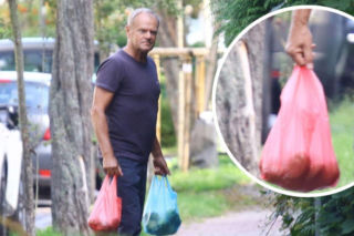 Premier Tusk dźwiga torby z jabłkami. Taki mąż to skarb