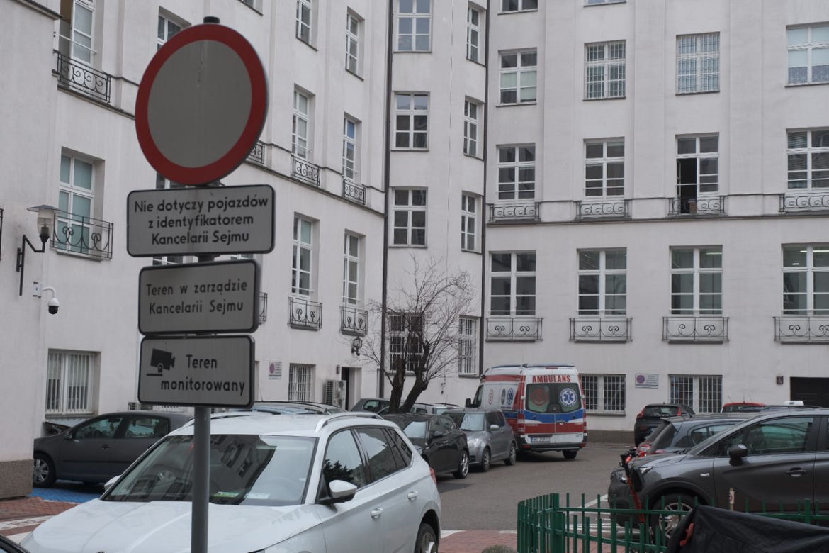 Karetka na terenie Kancelarii Sejmu