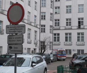 Karetka na terenie Kancelarii Sejmu