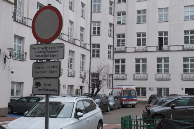 Znak zakazu wjazdu i tabliczki informujące o terenie Kancelarii Sejmu. O nagrodach dla urzędników czytaj w SE Polityka.