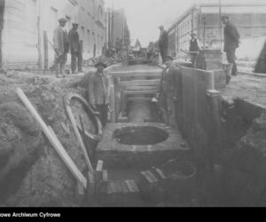 Robotnicy przy studzience kanalizacyjnej na ulicy Kopernika /1925