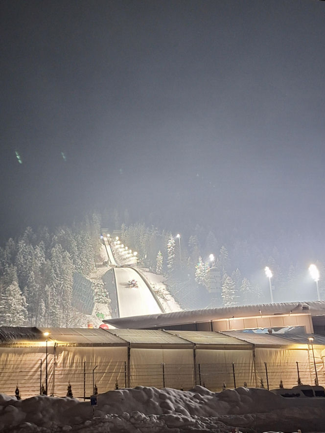 Tłumy kibiców pod Wielką Krokwią w Zakopanem