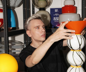 Krzysztof Wyżyński. Jego lampy to nieskrępowana zabawa formą i kolorem