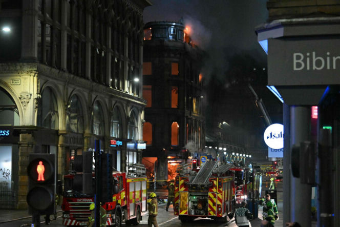 W. Brytania/ W wyniku pożaru zawalił się budynek obok dworca centralnego w Glasgow