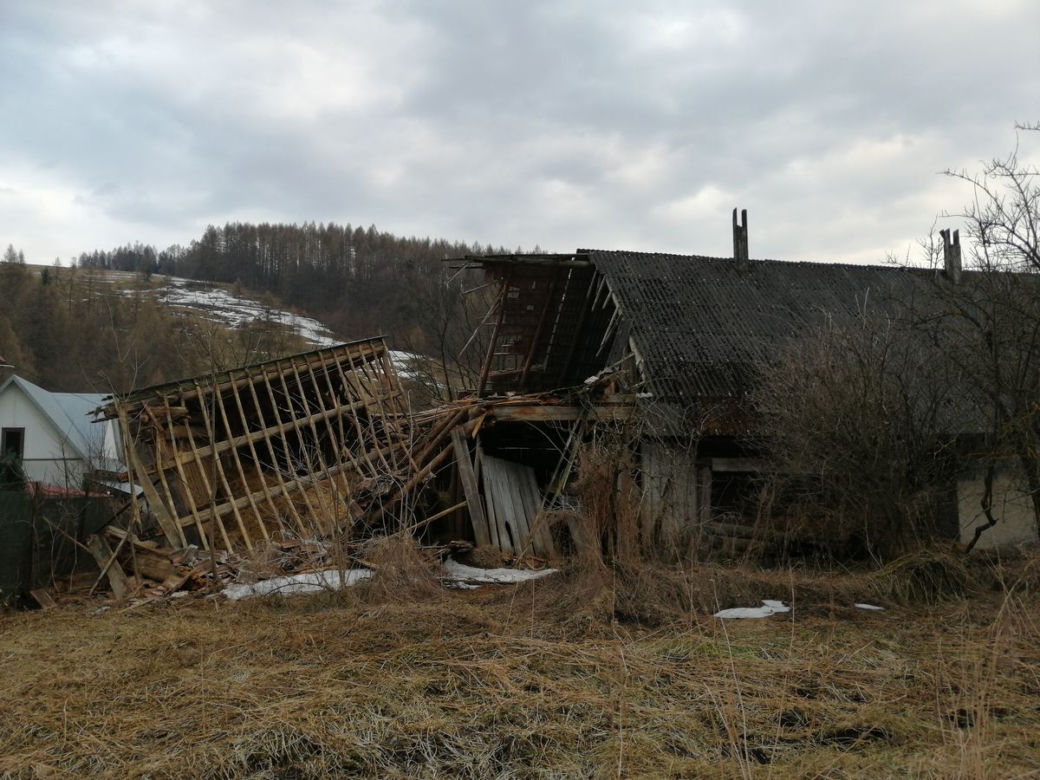 Wierchomla Wielka. Budynek gospodarczy RUNĄŁ w jednej chwili. Widok, jak po trzęsieniu ziemi