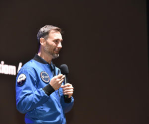 Sławosz Uznański-Wiśniewski w Toruniu. Gigantyczna kolejka pod Aulą UMK