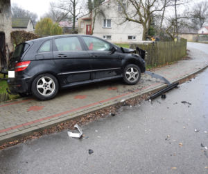 Siemkowice: Mercedes „nie wyrobił” na zakręcie i z impetem uderzył w ciężarówkę 