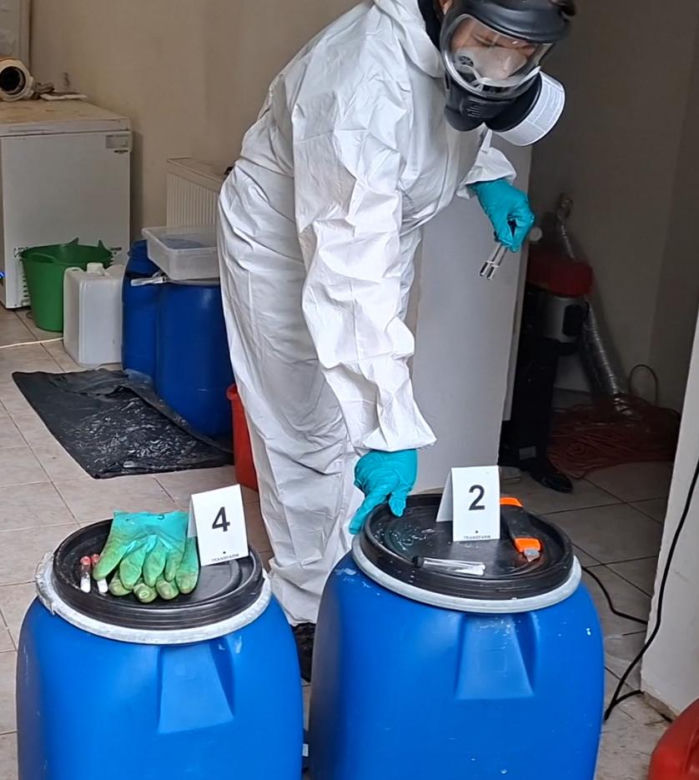 Policjanci zlikwidowali laboratorium mefedronu. Zatrzymany był poszukiwany przez Interpol