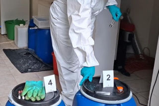 Policjanci zlikwidowali laboratorium mefedronu. Zatrzymany był poszukiwany przez Interpol