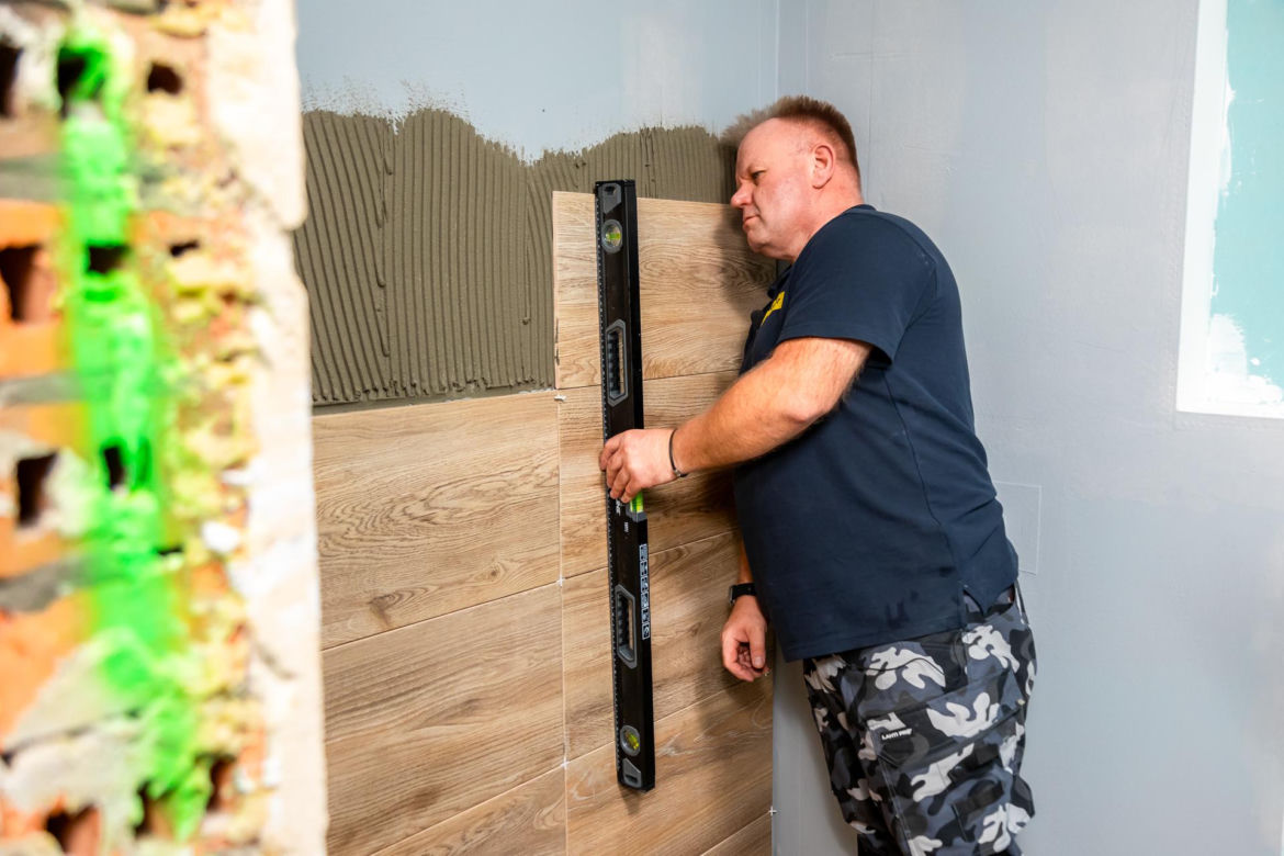 Jak układać płytki na ścianie? Backstage z nagrania Murator Remontuje