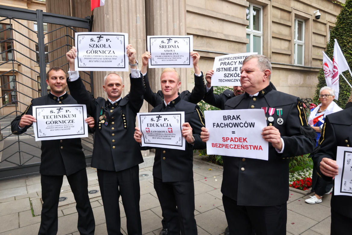 Protest ZNP przed Ministerstwem Edukacji