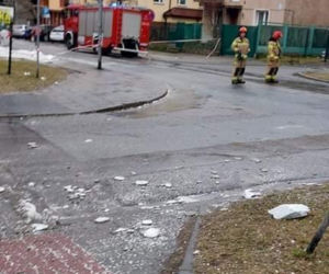 Zerwana elewacja z wieżowca przy ul. Struga