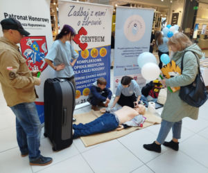 Uczennice IV LO szkolą Siedlczan z udzielania pierwszej pomocy