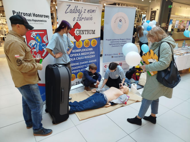 Uczennice IV LO szkolą Siedlczan z udzielania pierwszej pomocy