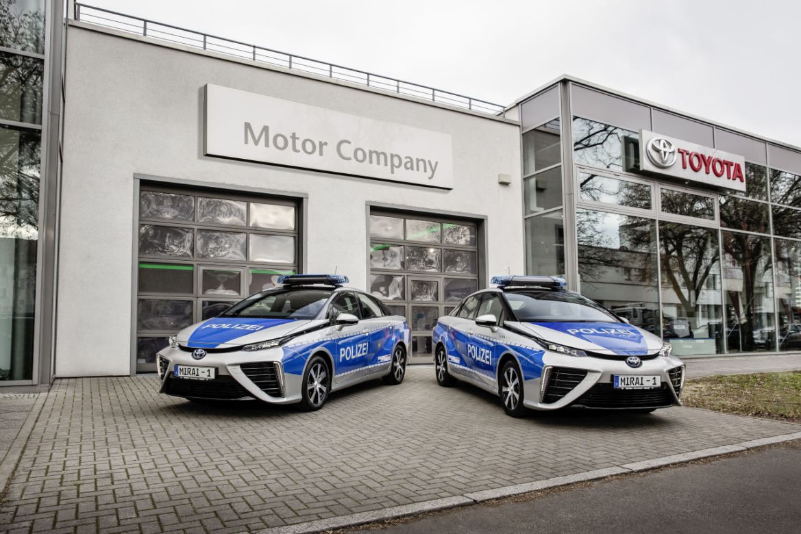 Toyota Mirai policyjnym radiowozem 