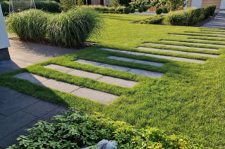 Nowoczesny ogród przed domem w Garwolinie. Wyróżniono go prestiżową nagrodą