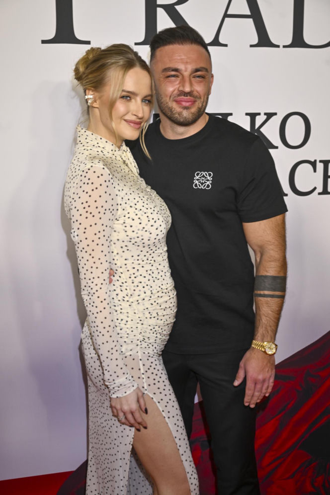 Karolina Pisarek-Salla, Roger Salla