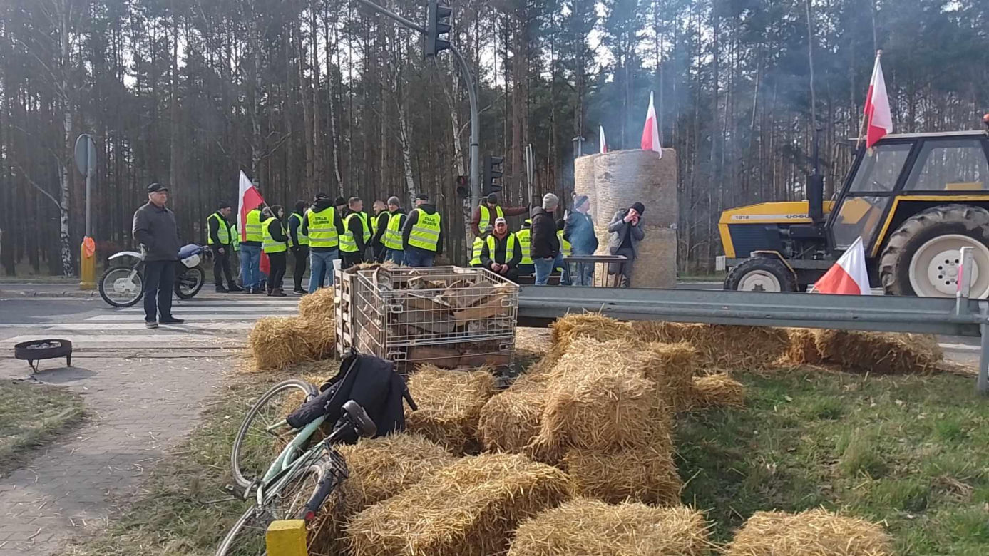 Totalna blokada DK 80 pod Bydgoszczą. Duże utrudnienia dla kierowców. Rolnicy ustawili barykadę, palą drewno, organizują pogrzeb [ZDJĘCIA]