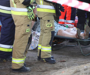 Autobus zawisł na moście Grota