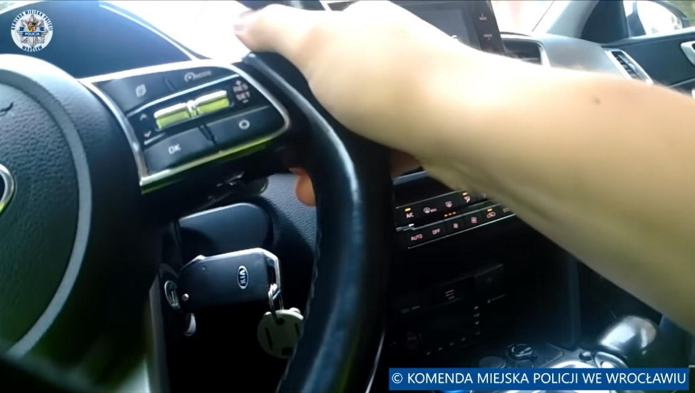 Wrocław. Policjanci rozbili szybę i siłą wyciągnęli 45-latkę z BMW. Nie chciała wysiąść [ZDJĘCIA].