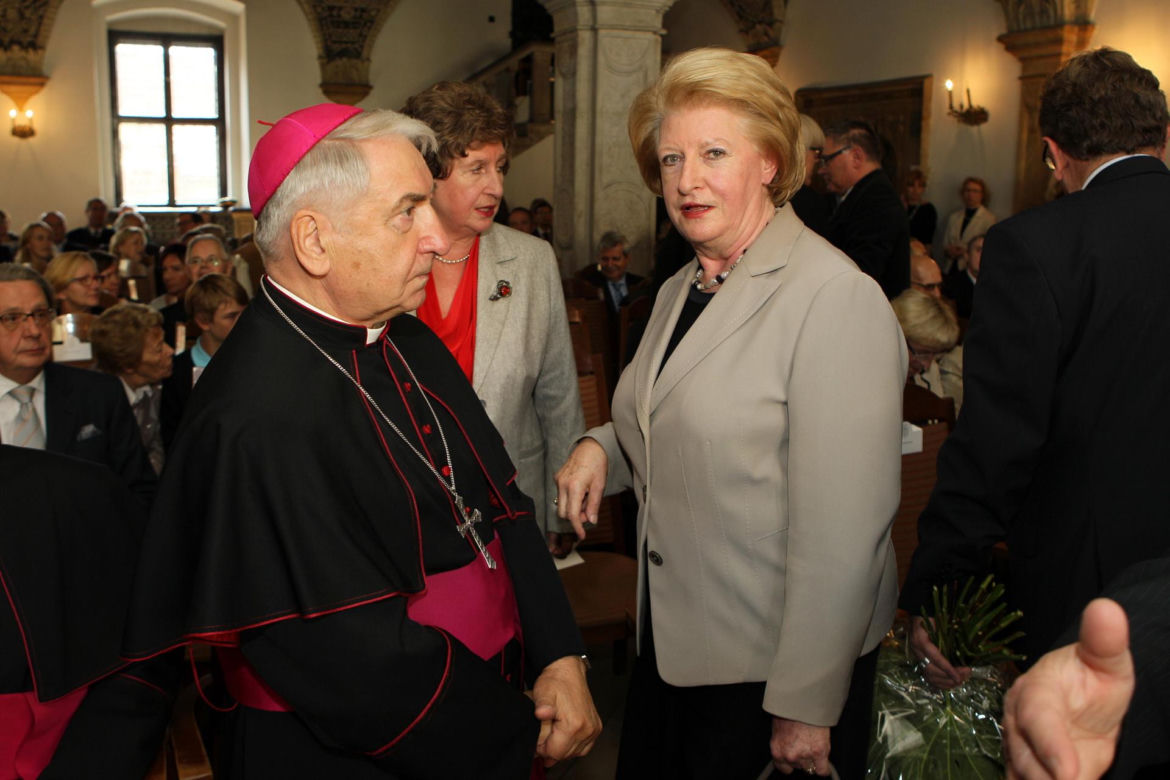 Była pierwszą kobietą na stanowisku premiera III RP. Już po roku złożyła dymisję