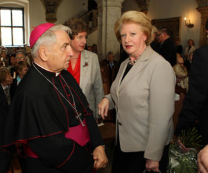 Była pierwszą kobietą na stanowisku premiera III RP. Już po roku złożyła dymisję