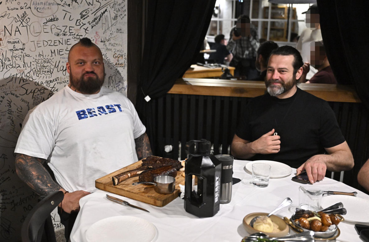 Eddie Hall zjadł przed walką z Pudzianowskim ogromnego steka. Pożre też "Pudziana"?