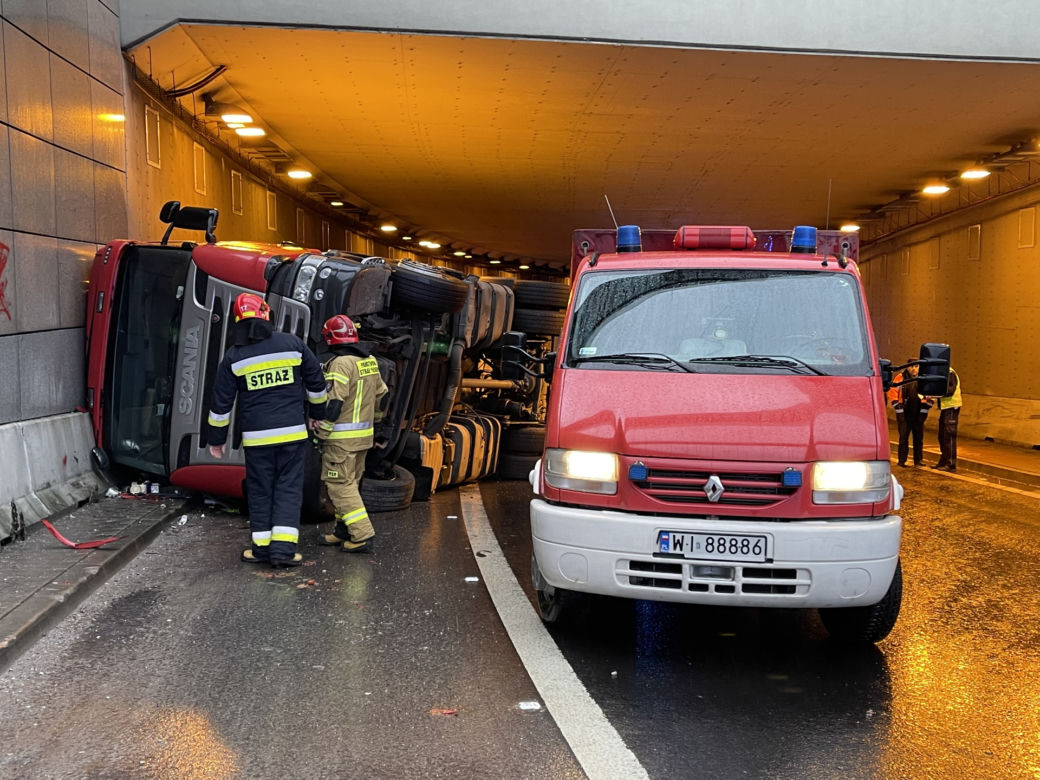 Ciężarówka z mięsem zablokowała tunel. Paraliż komunikacyjny na Ursynowie