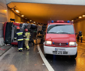 Ciężarówka z mięsem zablokowała tunel. Paraliż komunikacyjny na Ursynowie