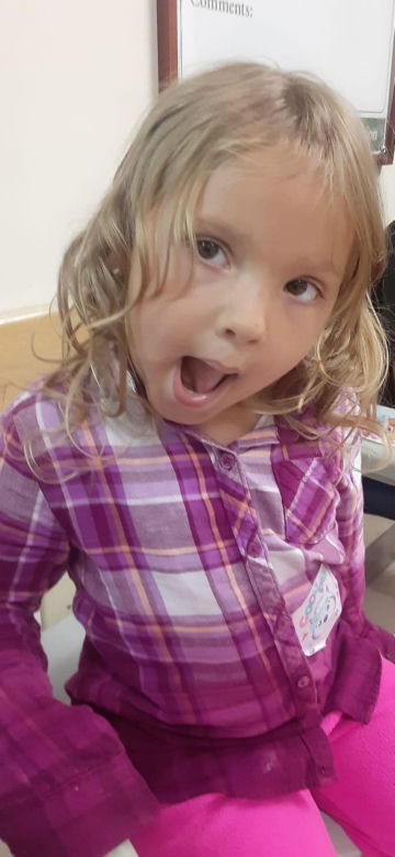 6-letnia Lily nigdy się już nie uśmiechnie. Lekarze zszyli jej buzię po ataku psa